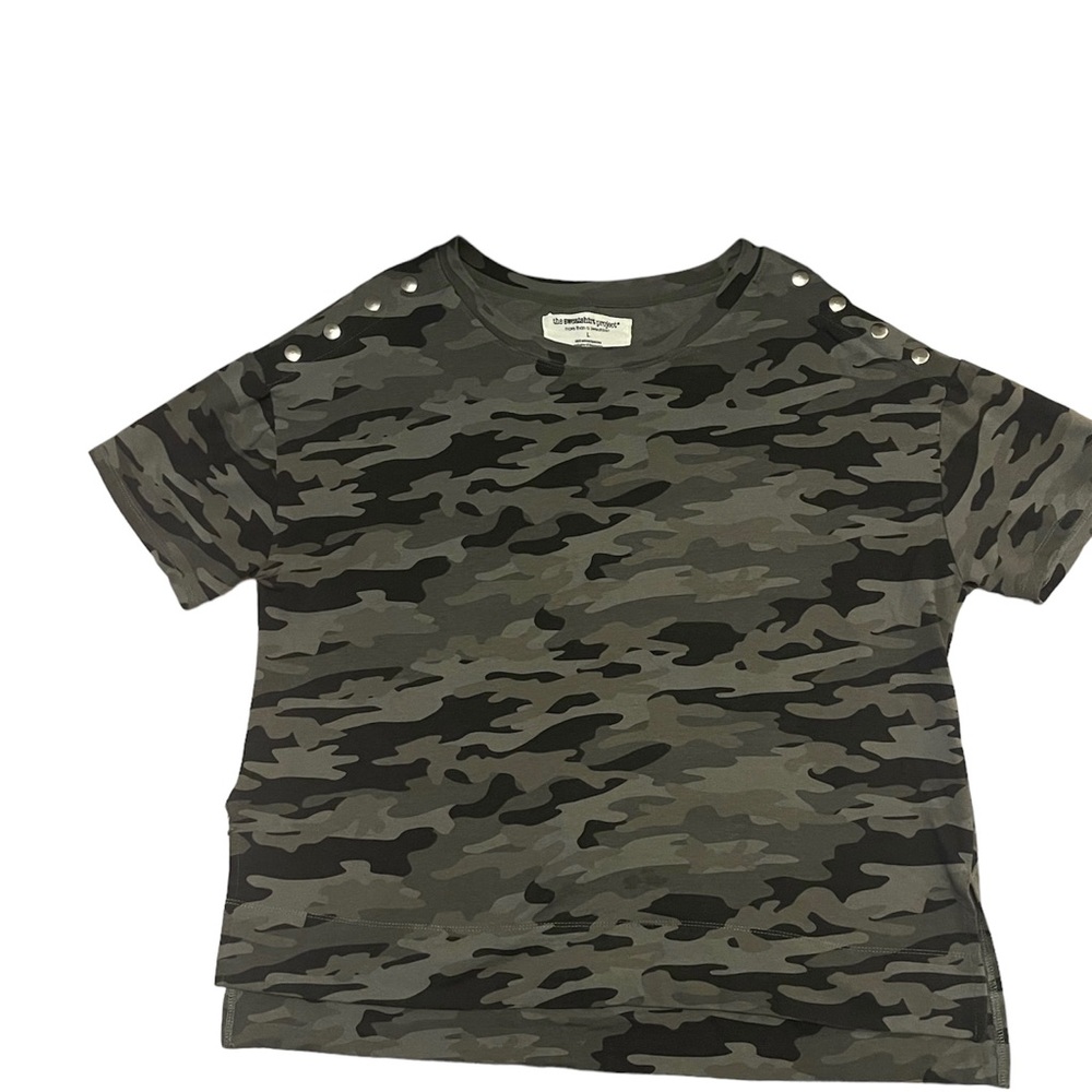 Woman’s L Camo top